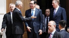 Phó Thủ tướng Trung Quốc Lưu Hạc cùng Bộ trưởng Tài chính Mỹ Steven Mnuchin và Đại diện Thương mại Mỹ Robert Lighthizer tại Washington hôm 10-5. Ảnh: Reuters.