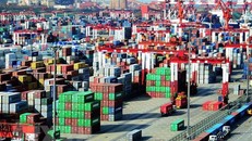 Hàng hóa được xếp tại cảng ở Thanh Đảo, Sơn Đông, Trung Quốc