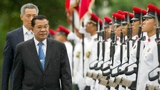 Thủ tướng Singapore Lý Hiển Long trong một lần đón tiếp người đồng cấp Campuchia Hun Sen đến nước này.