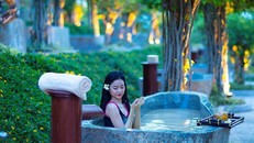 Trải nghiệm tắm bùn khoáng hoặc ngâm thảo dược giữa thiên nhiên khoáng đạt. - Ảnh: Zing.vn