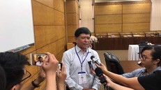 Ông Nguyễn Văn Hiếu, Phó Giám đốc Sở GD-ĐT TP.HCM trả lời báo chí về sự cố thiếu mã đề.