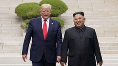 Hình ảnh lịch sử khi Tổng thống Trump gặp ông Kim Jong-un tại Bàn Môn Điếm