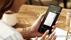 Thẻ tín dụng tích hợp trên ứng dụng trong điện thoại Samsung. Ảnh: Yonhap