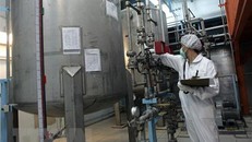 Kỹ thuật viên Iran kiểm tra các thiết bị tại cơ sở làm giàu urani Isfahan ở cách thủ đô Tehran 420km về phía Nam. (Nguồn: AFP/TTXVN)