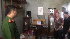 Lường Văn Lả thực nghiệm hiện trường tại nhà Bùi Văn Công.