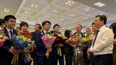 Thứ trưởng Nguyễn Hữu Độ chia vui với đoàn học sinh tham dự Olympic Toán 2019