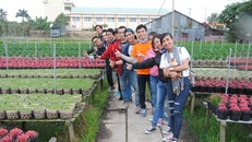 Du khách tham quan làng hoa Sa Đéc (Đồng Tháp).