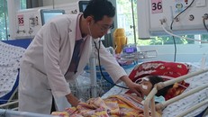 BS Nguyễn Minh Tiến, Phó Giám đốc Bệnh viện Nhi đồng Thành phố đang thăm khám cho bệnh nhi.