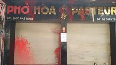 Phở Hoà Pasteur liên tục bị tạt sơn, mắm tôm...