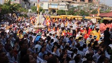 Du khách, phật tử trong lễ hội tại Ngũ Hành Sơn