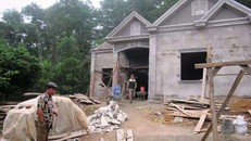 Một công trình xây dựng tại Đội 4 thôn Minh Tân bị chính quyền yêu cầu đình chỉ thi công