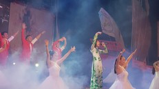 Ca sĩ Nhật Bản thể hiện ca khúc ấn tượng tại đêm khai mạc.