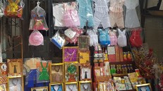 Quần áo cho người âm được làm tinh xảo và thời trang hơn trước. Ảnh: N.