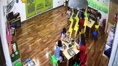 Hình ảnh cắt từ video được camera Cơ sở giáo dục mầm non Maple Bear Westlake Poin ghi lại. Ảnh: Báo Giáo dục và Thời đại
