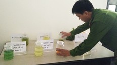 Các mẫu xăng giả và dung môi được cơ quan điều tra thu giữ trong vụ án