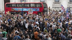 Người dân tham gia biểu tình phản đối kế hoạch hoãn lịch trình làm việc của Hạ viện tại London, Anh ngày 28/8/2019. Ảnh: THX/TTXVN