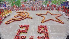 Hình ảnh đẹp của các cháu thiếu nhi chào mừng Tết Độc lập