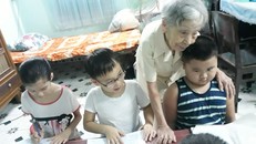 Bà Bê ân cần chỉ dạy cho các học trò nhỏ tại lớp học nhỏ ở nhà.