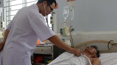 Ông Hà đang được điều trị tại bệnh viện. Ảnh: H.T.