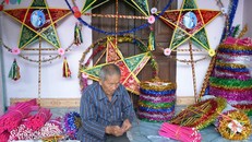 Năm nào cũng vậy, từ đầu tháng 8 âm lịch, ông Trình bắt xe từ thành phố Nam Định ra Hạ Long để làm và bán những chiếc đèn ông sao truyền thống.