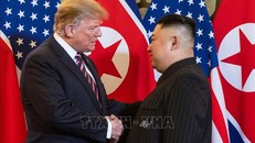 Tổng thống Mỹ Donald Trump (trái) trong cuộc gặp thượng đỉnh với Nhà lãnh đạo Triều Tiên Kim Jong-un tại Hà Nội ngày 27/2/2019. Ảnh: AFP/TTXVN
