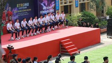 Ngày 7/9, tại trường THCS Phù Đổng – Huyện Gia Lâm, Hà Nội, Tập đoàn T&T Group chính thức khởi động chuỗi hành trình các cầu thủ CLB Bóng đá Hà Nội đến các trường THCS giao lưu với các em học sinh, mang tên “Strong Vietnam”.