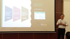 Ông Lê Anh Vinh, Giám đốc Trung tâm phát triển bền vững Chất lượng Giáo dục phổ thông Quốc gia giới thiệu về hệ thống giáo dục trực tuyến. Ảnh: PM