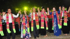 Lãnh đạo Đảng, Nhà nước tham gia màn đại xòe 