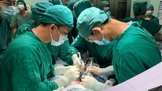 Kích hoạt báo động đỏ, 20 bác sĩ đang nỗ lực cứu sống bệnh nhi