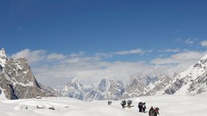 Những người leo núi đi trên sông băng Baltoro ở dãy núi Karakoram thuộc Pakistan hôm 7-9-2014. Ảnh: Reuters