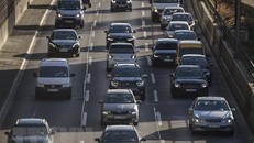 Ôtô di chuyển trên đường phố Berlin, Đức. (Nguồn: AFP/TTXVN)