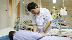 Bác sĩ đang kiểm tra sức khỏe cho bệnh nhân. (Ảnh: Bệnh viện cung cấp)