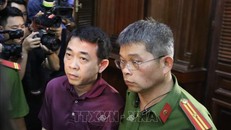 Bị cáo Nguyễn Minh Hùng được dẫn giải đến toà. Ảnh: Thành Chung/TTXVN