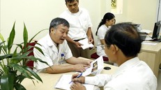 Bác sĩ tư vấn miễn phí các bệnh lý sỏi mật cho người dân. Ảnh: Dương Ngọc/TTXVN