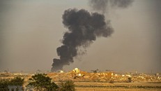 Khói bốc lên sau cuộc oanh tạc của quân đội Thổ Nhĩ Kỳ xuống thị trấn Ras al-Ain ở tỉnh Hasakeh, miền Đông Bắc Syria ngày 9/10/2019. (Nguồn: AFP/TTXVN)