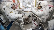 Hai nữ phi hành gia Jessica Meir và Christina Koch của Cơ quan Hàng không và Vũ trụ Mỹ. Ảnh: ISS