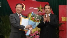 Đồng chí Phạm Minh Chính trao quyết định và chúc mừng đồng chí Nguyễn Khắc Định.