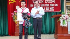 Phó Giám đốc Sở Giáo dục và Đào tạo Hà Nội Lê Ngọc Quang trao Bằng khen của Chủ tịch UBND thành phố Hà Nội cho em Phan Trung Hiếu. Ảnh: Thanh Tùng/TTXVN