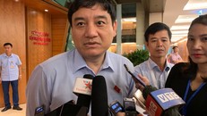 Ông Nguyễn Đắc Vinh, Bí thư Tỉnh ủy, Đại biểu Quốc hội tỉnh Nghệ An trao đổi với phóng viên bên hành lang Quốc hội sáng 28/10.