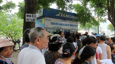 Nhiều người xếp hàng tại Trạm điều hành và bán vé tháng xe buýt trên phố Kim Ngưu, Hà Nội để đăng ký và lấy thẻ miễn phí. Ảnh: Lê Phú/Báo Tin tức