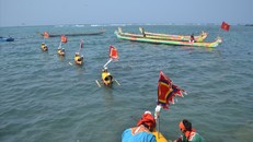 5 thuyền câu được thả hướng ra biển Hoàng Sa - thể hiện ý chí một lòng bám biển, bảo vệ chủ quyền tổ quốc. (Ảnh: Lao động)