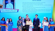 Trưởng Ban Dân vận Trung ương Trương Thị Mai và Bí thư thứ nhất Trung ương Đoàn, Chủ tịch Trung ương Hội LHTN Việt Nam Lê Quốc Phong trao Bằng khen của Trung ương Đoàn TNCS Hồ Chí Minh cho các nhà giáo trẻ tiêu biểu. Ảnh: Văn Điệp/TTXVN