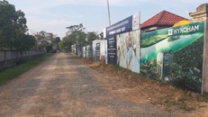 Con đường liên thôn được chủ đầu tư dự án Wyndham Thanh Thuỷ trưng đầy biển quảng cáo và từng bị lực lượng Công an kiểm tra nhắc nhở 