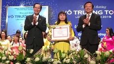 Ông Lê Thanh Liêm, Phó Chủ tịch Thường trực UBND Thành phố Hồ Chí Minh và ông Lê Hồng Sơn, Giám đốc Sở Giáo dục và Đào tạo Thành phố trao Giải thưởng Võ Trường Toản cho các nhà giáo tiêu biểu.