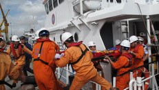 Tàu SAR 274 cập bờ đưa thi thể thuyền trưởng Lường Xuân Hạnh vào đất liền. (Ảnh: Báo BĐ)