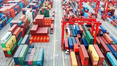 Hàng hóa được xếp tại cảng ở Giang Tô, Trung Quốc, ngày 30/10/2019. Ảnh: THX/TTXVN