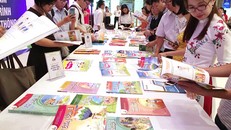 Triển lãm sách giáo khoa lớp 1 mới nhận được sự quan tâm của nhiều người.