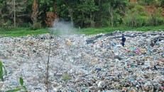 Các loại thải tái chế, rác khó phân hủy, rác dễ phân hủy đã không được tách biệt thành từng nhóm riêng biệt đang bị trộn lẫn nhau