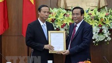 Ông Nguyễn Thanh Bình (phải), Phó Ban thường trực Ban Tổ chức Trung ương, trao quyết định của Ban Bí thư cho ông Nguyễn Văn Thọ, ngày 6/12/2019. Ảnh: Đoàn Mạnh Dương/TTXVN