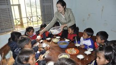 Để vận động, khuyến khích học sinh đến trường lớp, các thầy cô giáo trong trường đã có ý tưởng gây quỹ để quyên góp tiền nấu cơm nuôi học sinh. 